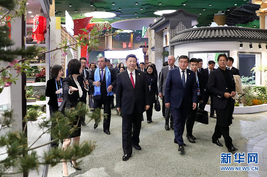 習近平和彭麗媛同出席2019年中國北京世界園藝博覽會的外方領導人夫婦共同參觀園藝展